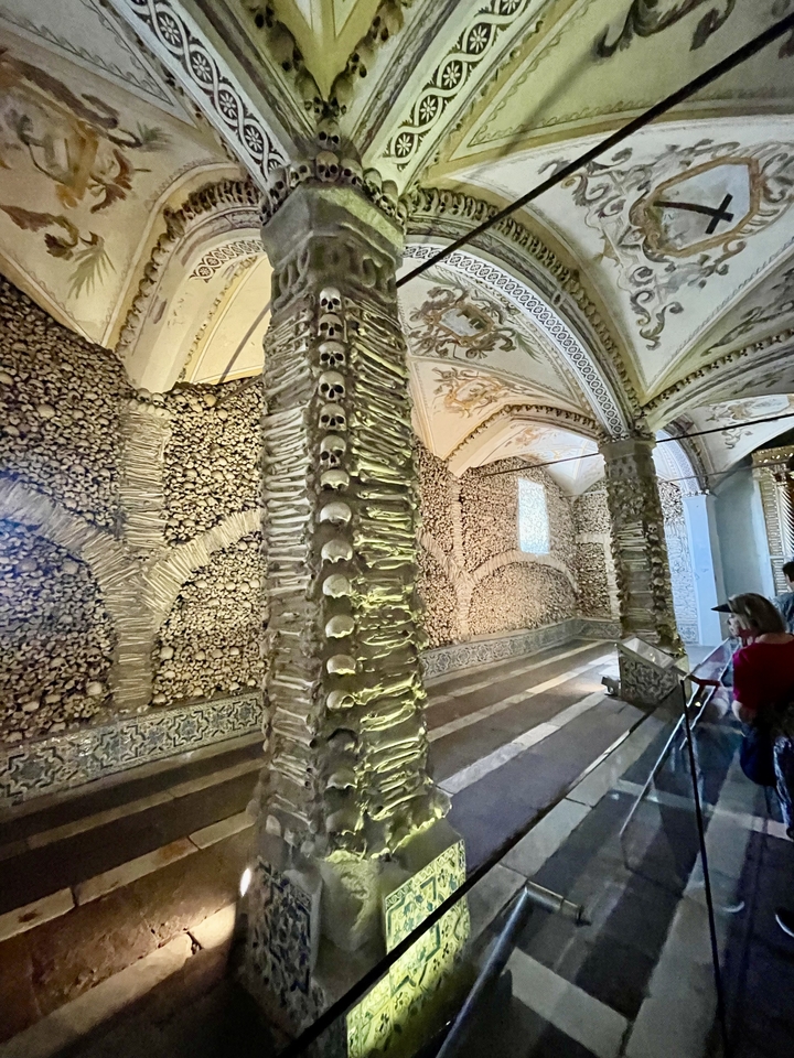 Intérieur d'une chapelle décorée d'os.