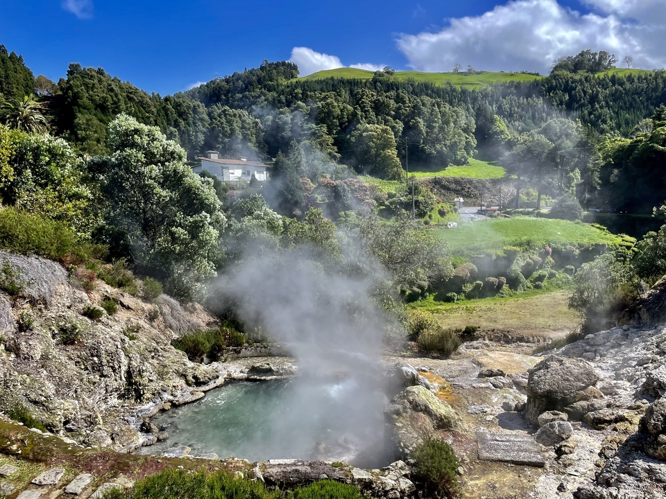 Sources chaudes avec de la vapeur qui s'élève du sol.