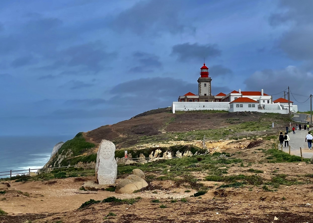Vue côtière avec un phare sur une falaise.