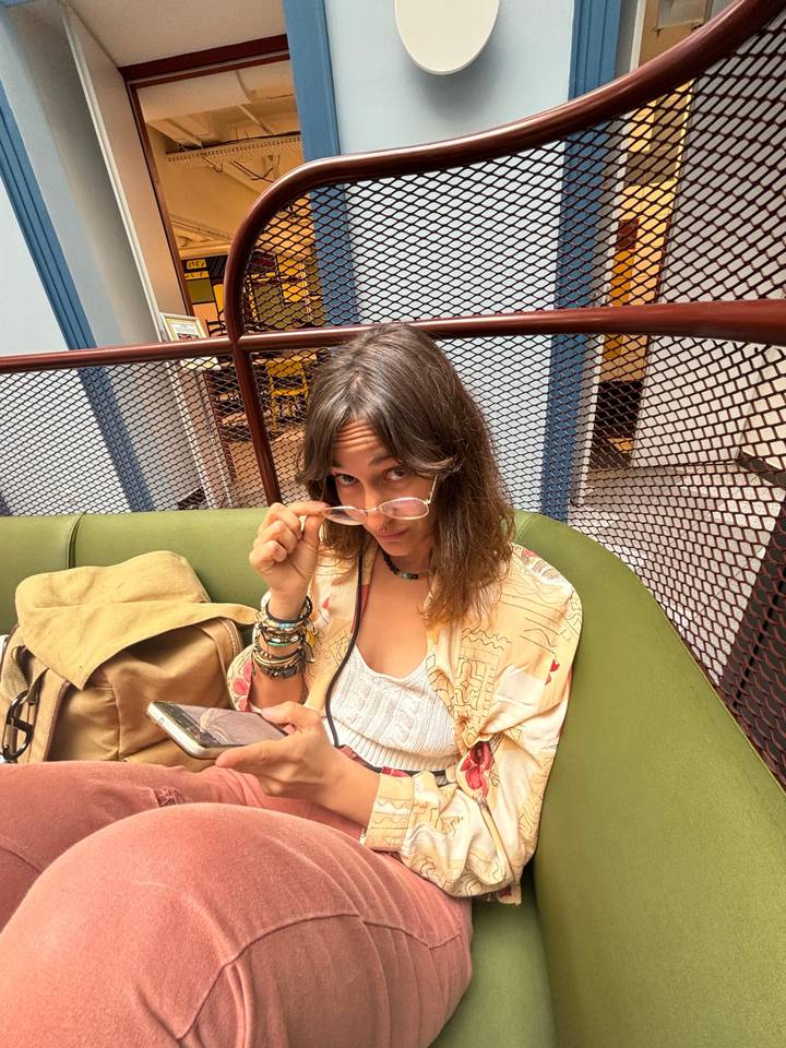 Femme assise sur un canapé utilisant un smartphone.