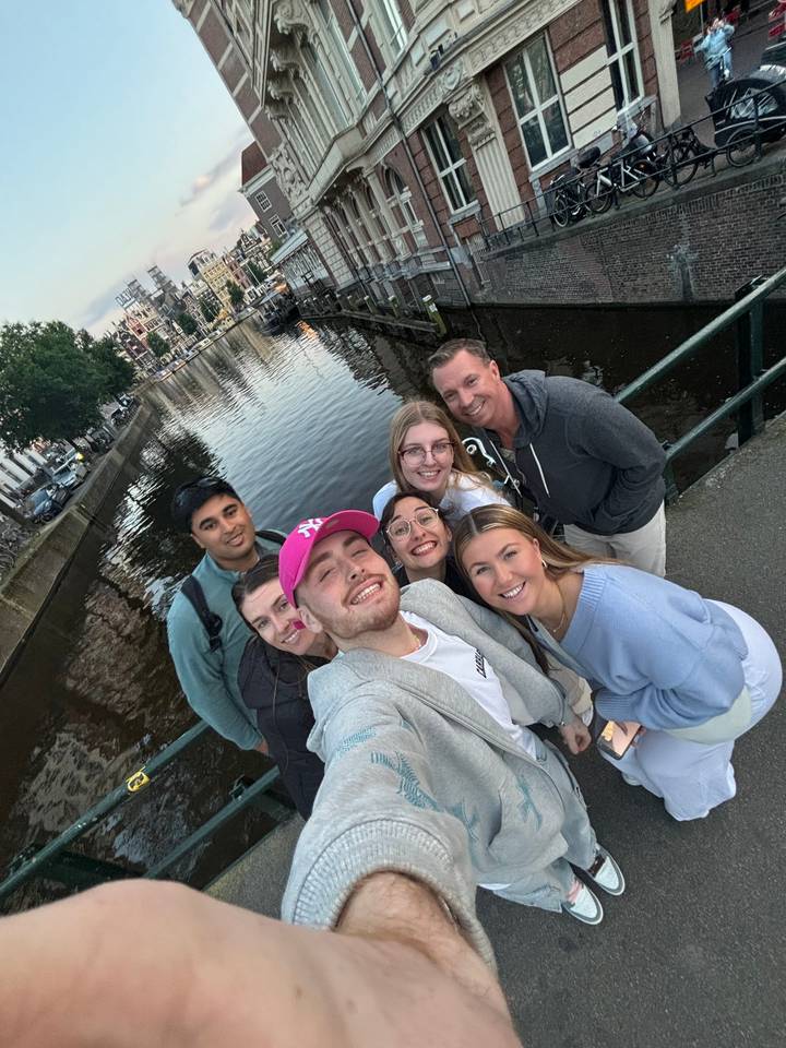 Selfie de groupe près d'un canal ou d'une rivière.