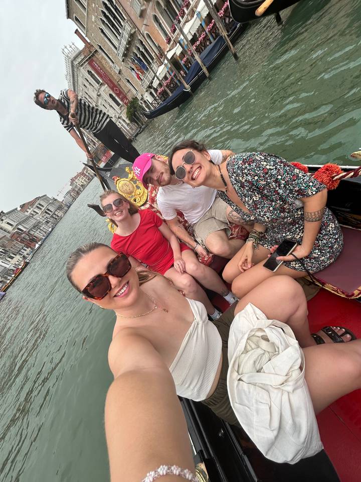Groupe de personnes sur un bateau sur un canal.