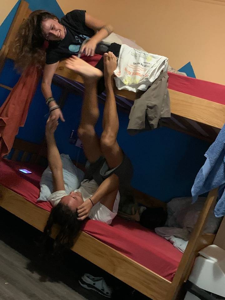 Deux personnes dans un lit superposé dans une auberge de jeunesse.