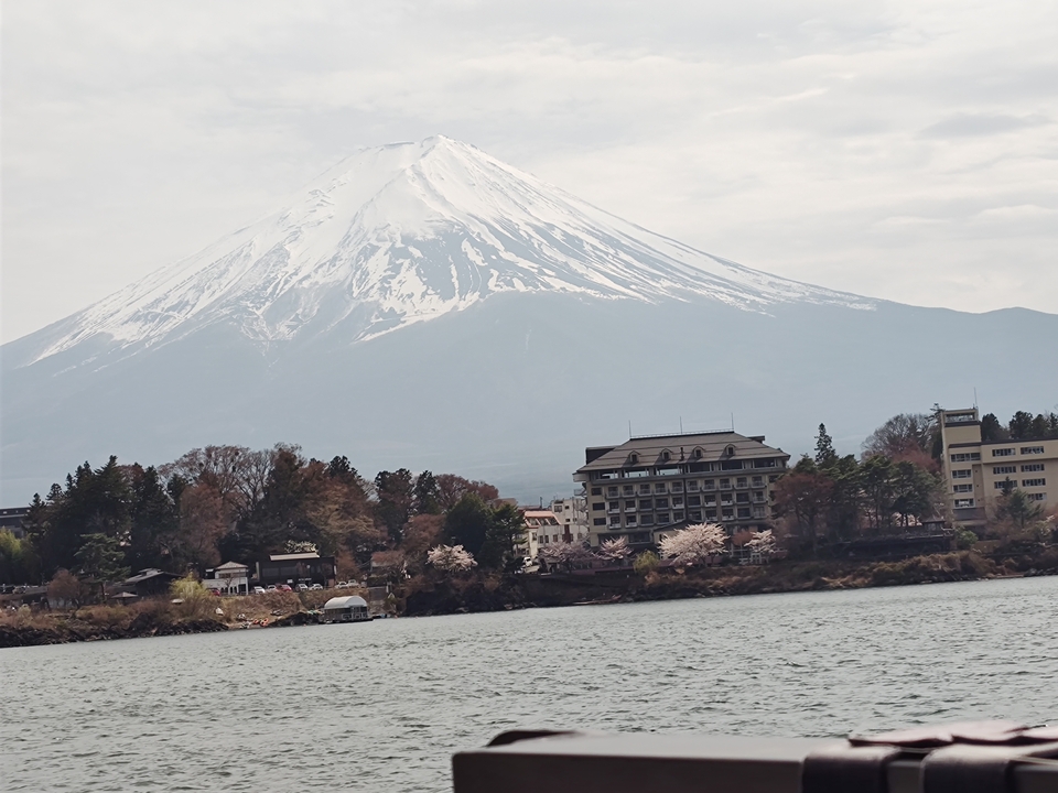 Le mont Fuji avec une vue sur le lac.