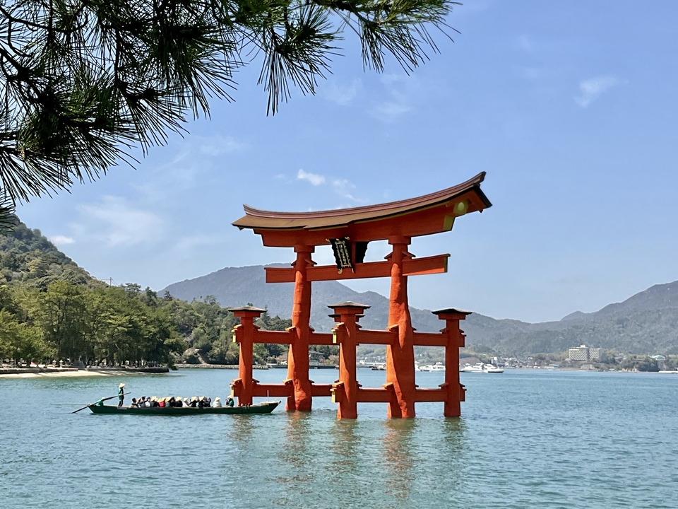 Le célèbre torii orange du sanctuaire d'Itsukushima dans l'eau.