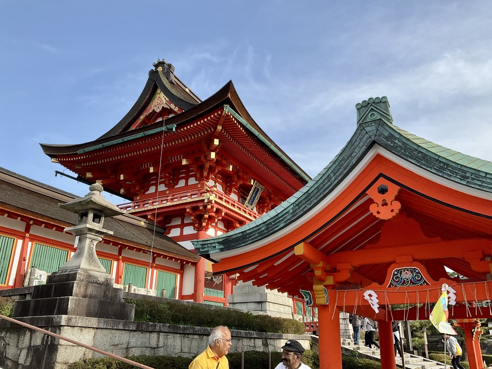 Temple japonais traditionnel avec un design complexe et un toit coloré.