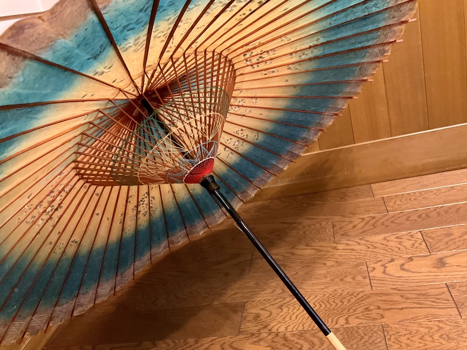 Une ombrelle de style oriental exposée à l'intérieur.