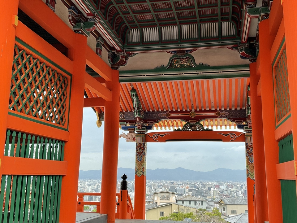 Une structure architecturale dynamique avec un paysage urbain en arrière-plan.