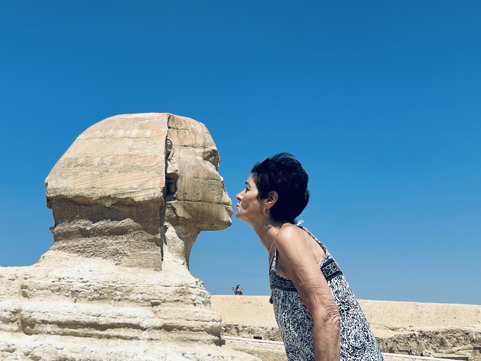 Une personne imitant un baiser avec le Sphinx.