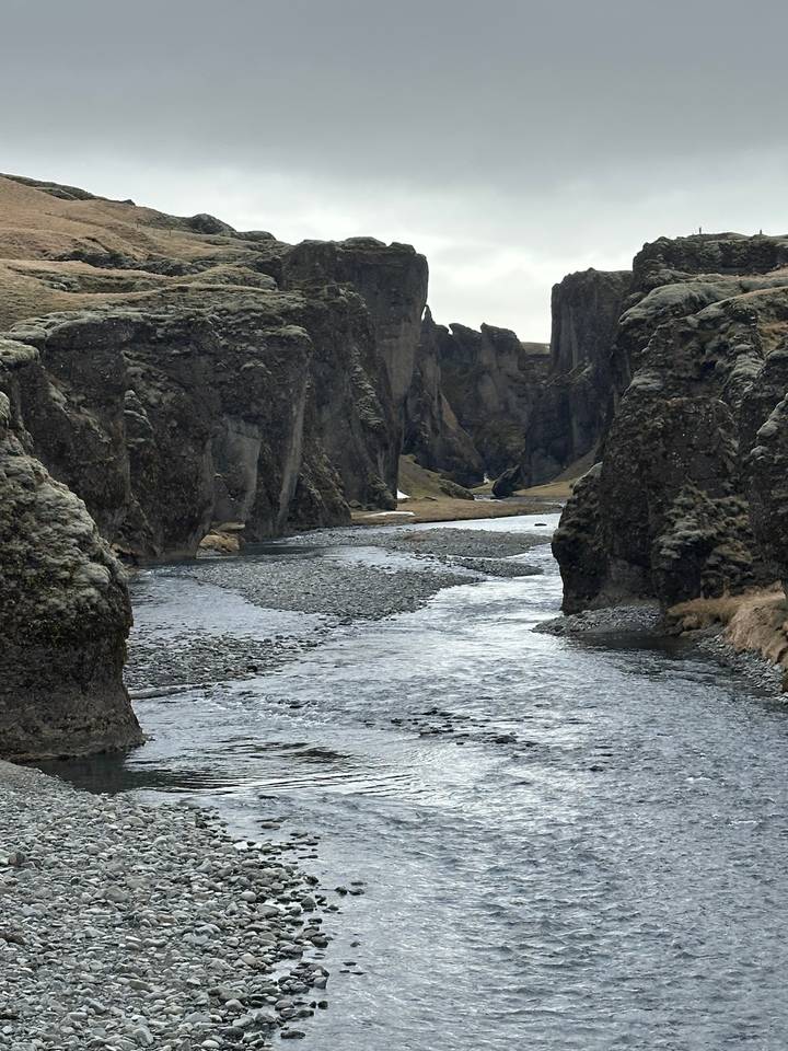 Rochers côtiers avec des eaux agitées.
