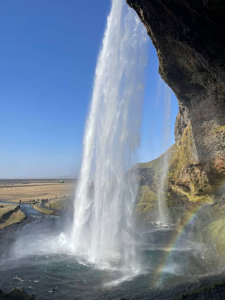 Formation rocheuse avec une arche et un arrière-plan océanique.