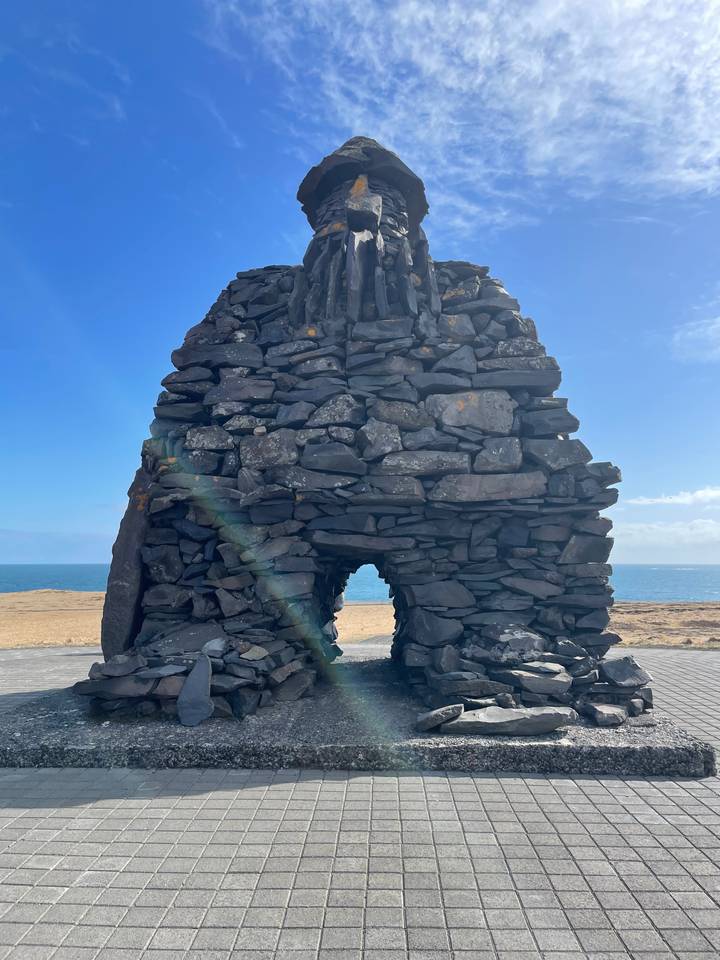 Paysage glaciaire avec une vue sur le ciel ouvert.