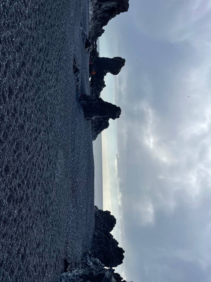 Puissante cascade avec glace et brume environnantes.