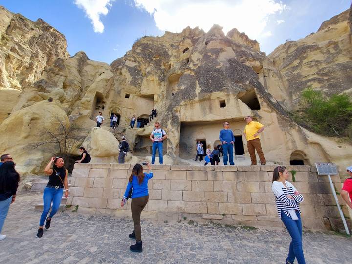 Des touristes explorant des formations rocheuses historiques.