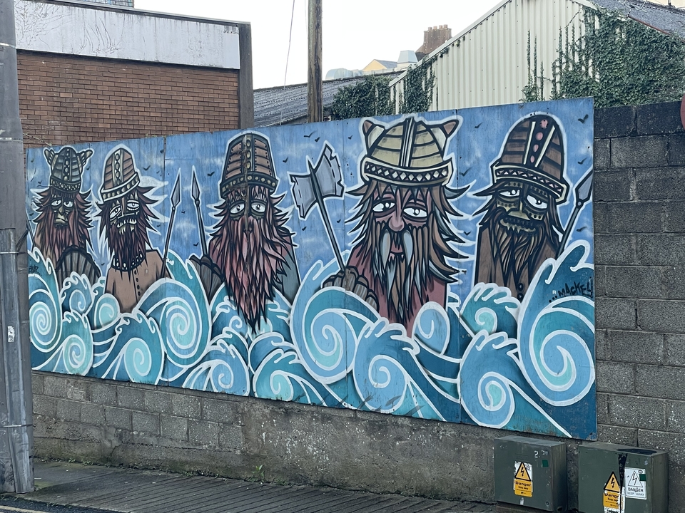 Fresque vibrante représentant des personnages de la mythologie nordique.