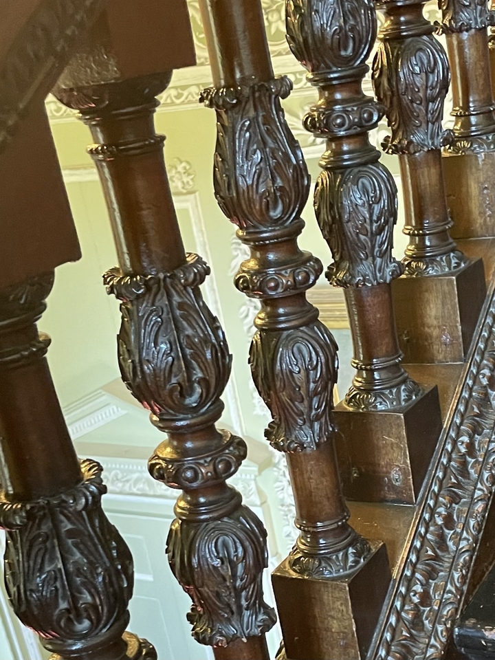Gros plan d'une rampe d'escalier en bois sculpté ornée.