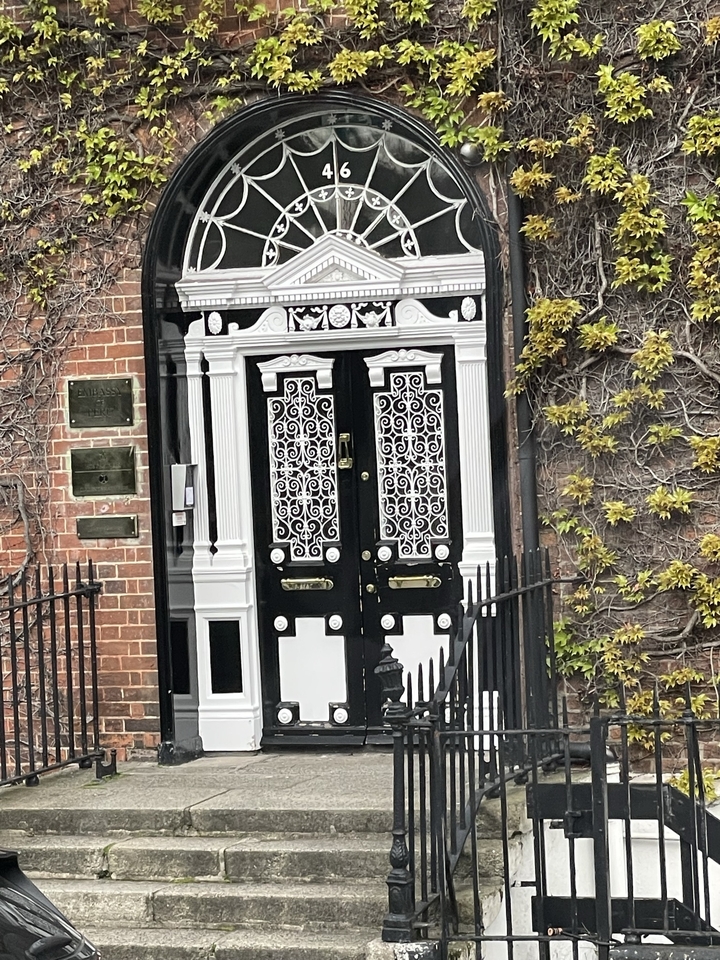 Porte blanche et noire élégamment décorée avec un design complexe.