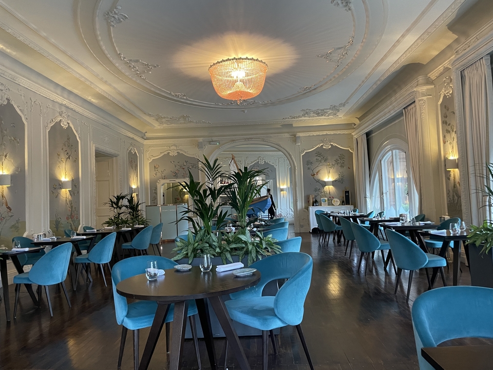 Salle à manger élégante avec des décorations ornementées.