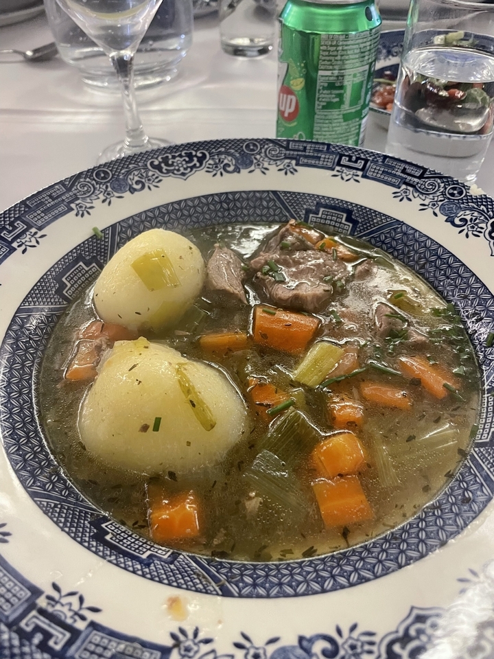 Bol de ragoût irlandais avec pommes de terre et légumes.