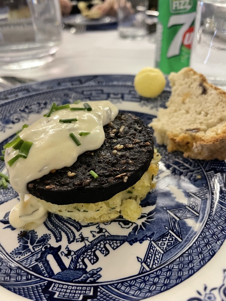 Plat traditionnel irlandais avec boudin noir et pomme de terre.