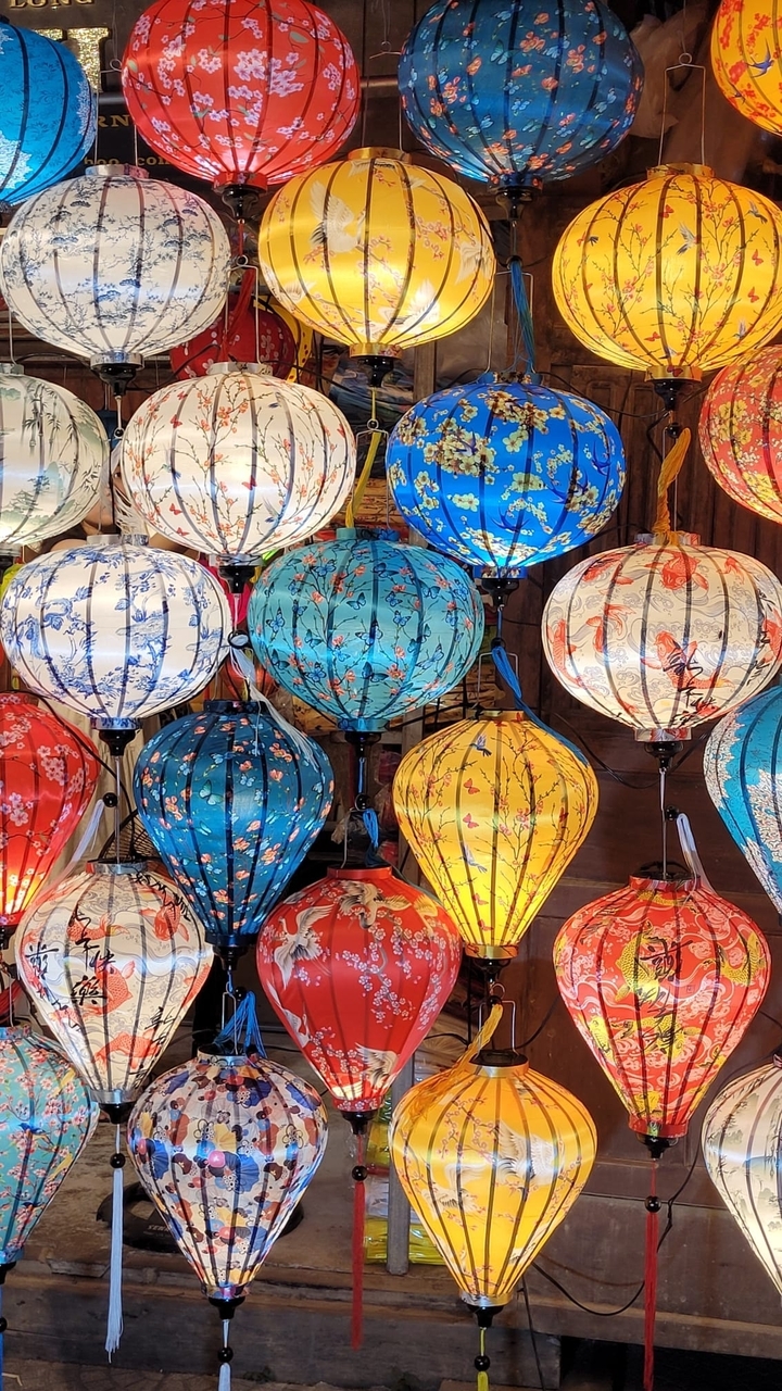 Lanternes colorées suspendues dans un marché.
