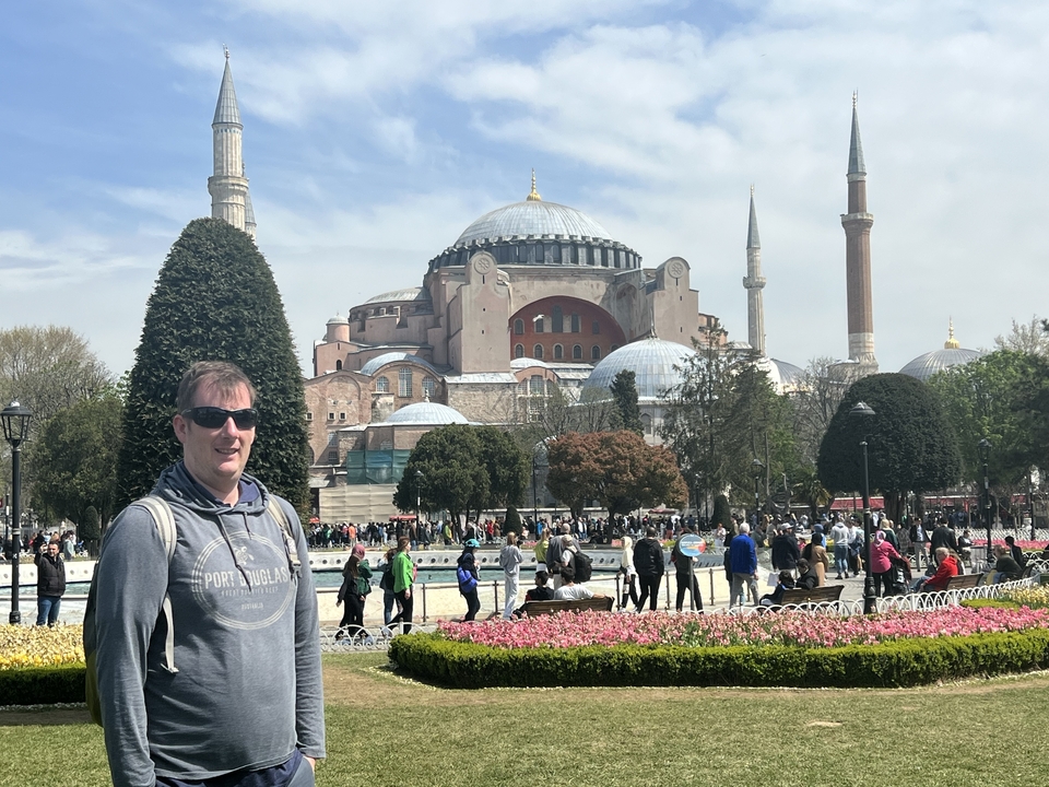 Touriste debout devant une grande mosquée historique.