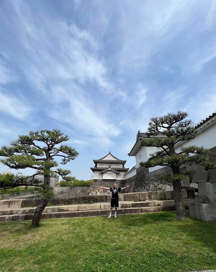 Personne avec un château en arrière-plan.