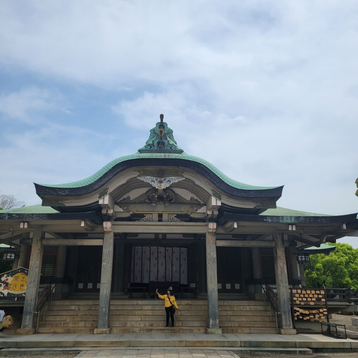 Temple à l'architecture japonaise distinctive.