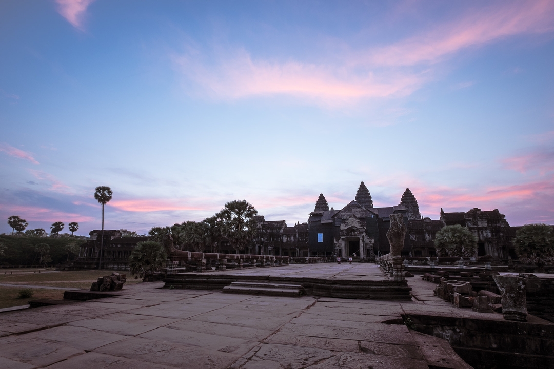 Angkor Wat bei Sonnenaufgang mit rosa Himmel.