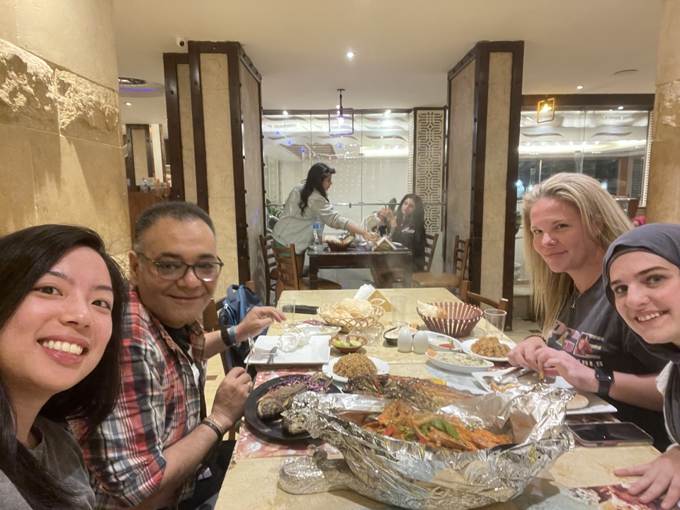 Repas de groupe dans un restaurant avec des plats traditionnels égyptiens.