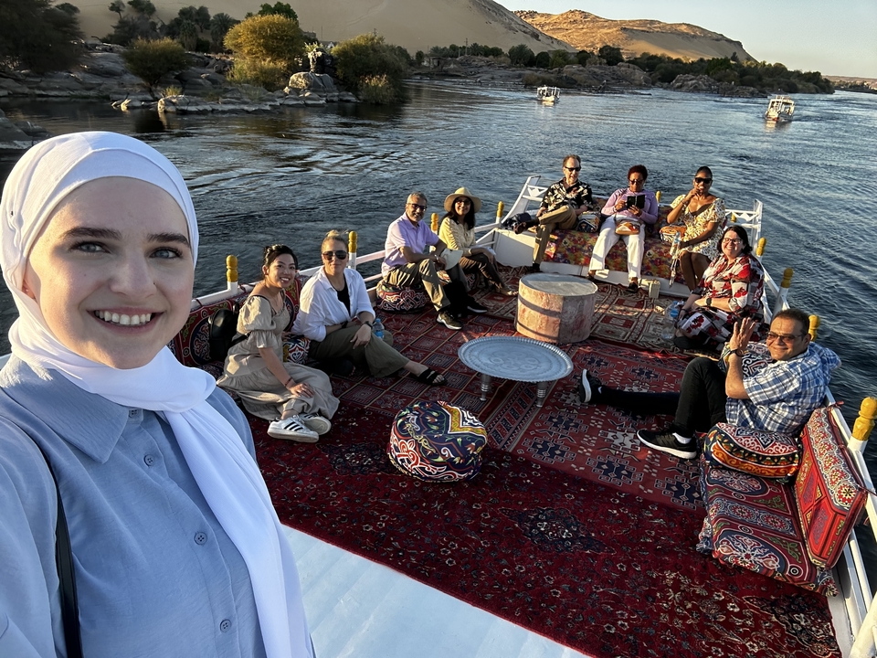 Groupe de personnes lors d'une excursion en bateau décoré sur le Nil.