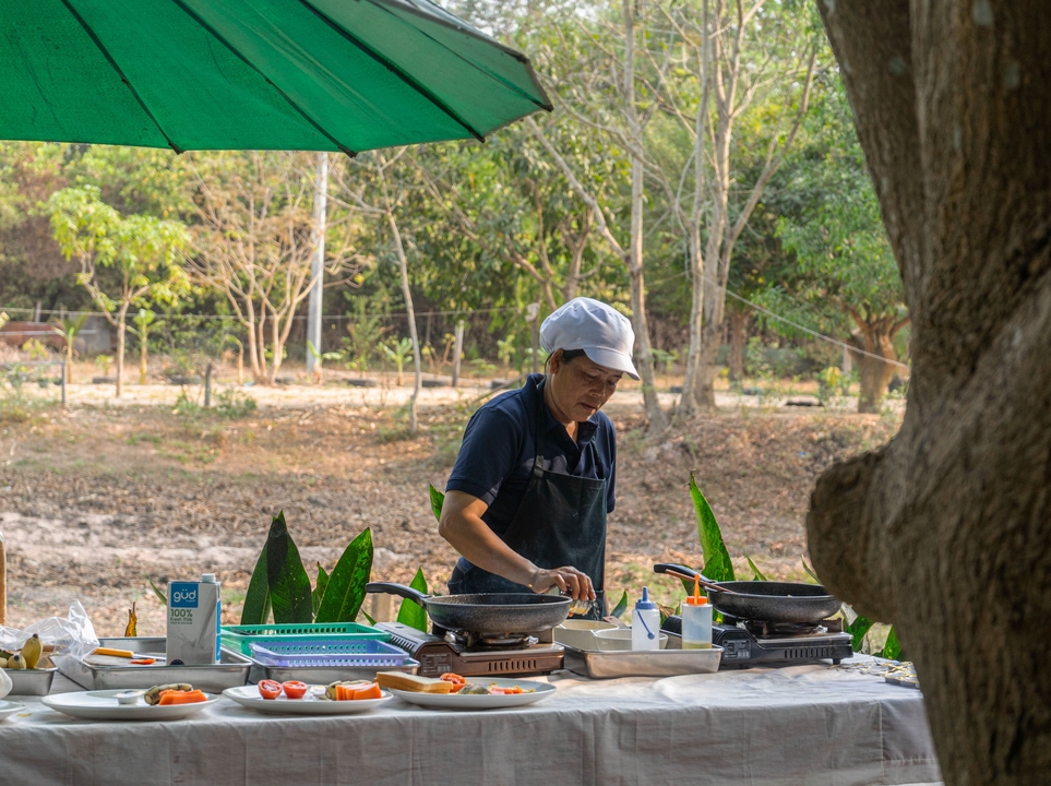 Chef cuisinier en plein air.