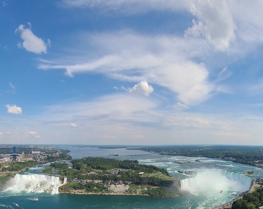 Vue panoramique des chutes du Niagara et du paysage environnant.