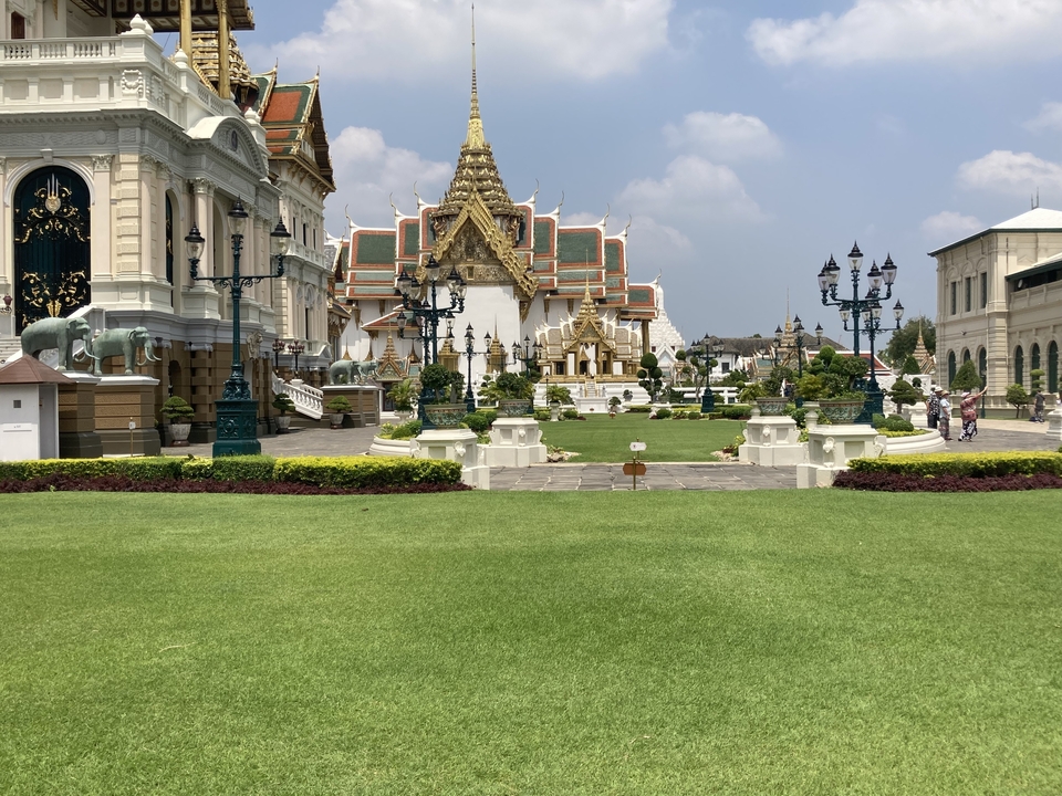 Complexe de palais royal avec jardins et structures de temple.