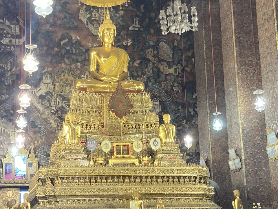 Statue dorée de Bouddha dans l'intérieur richement décoré d'un temple.