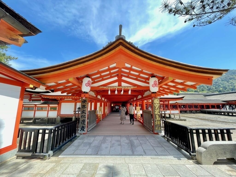 Entrée d'un sanctuaire japonais traditionnel avec un couple devant.