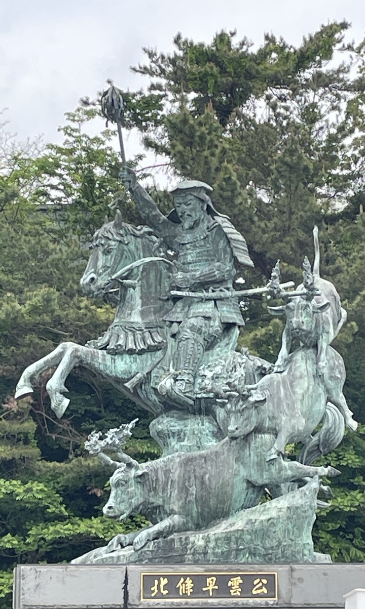 Statue de bronze d'un guerrier à cheval.