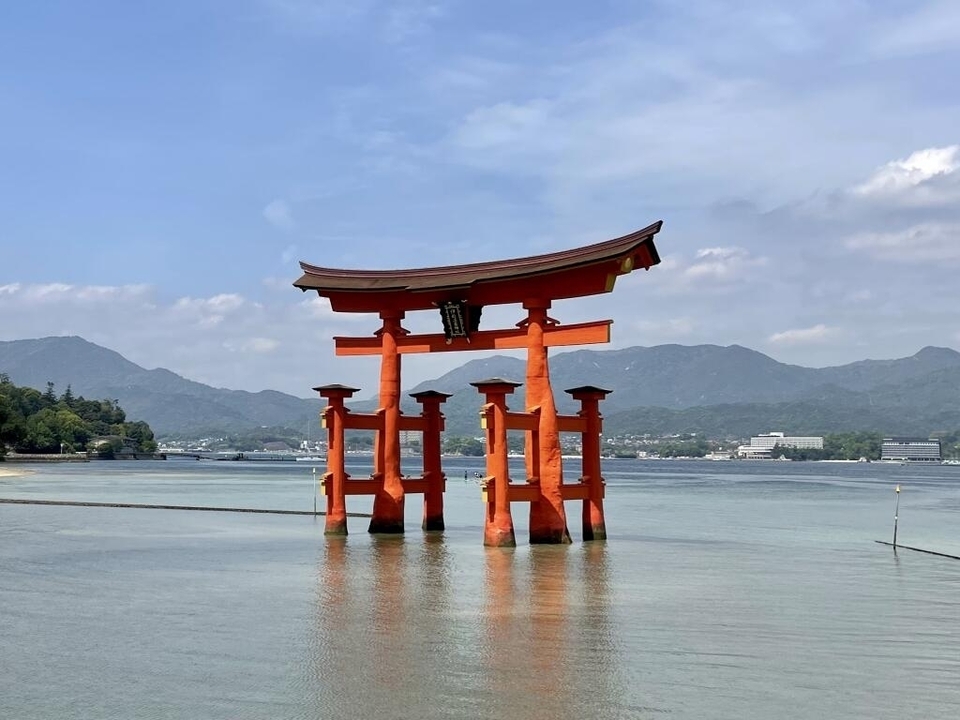 Célèbre torii flottant dans les eaux peu profondes.
