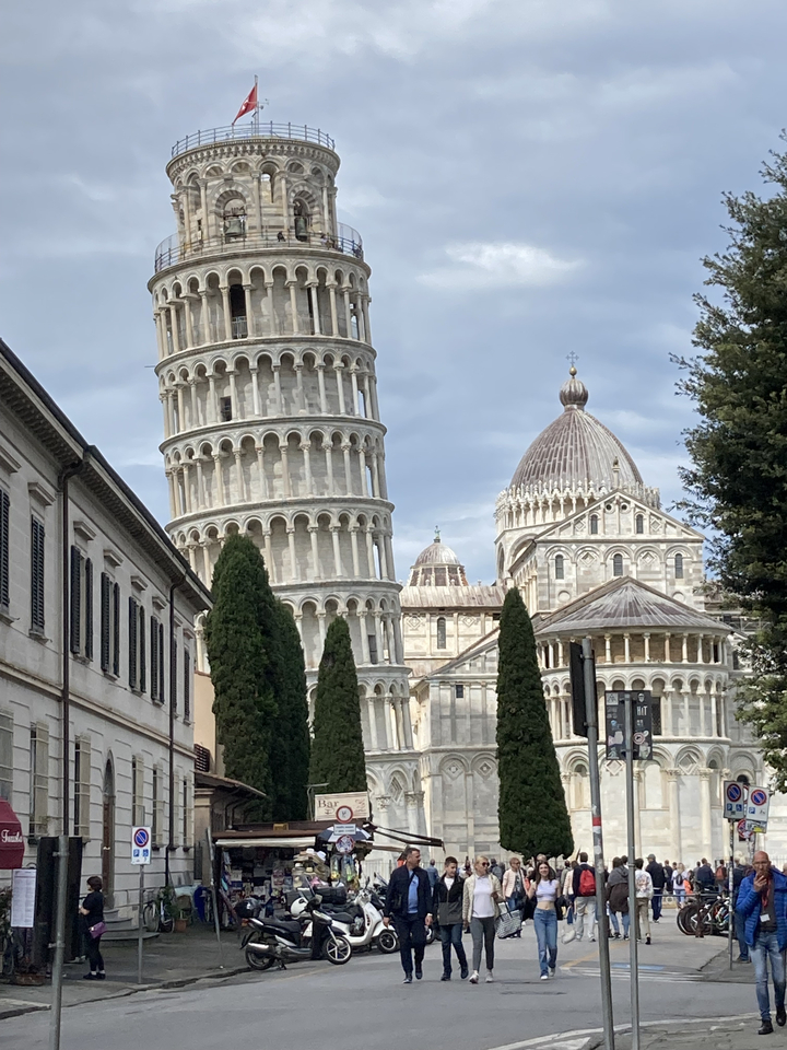 La Tour penchée de Pise avec des bâtiments historiques supplémentaires.