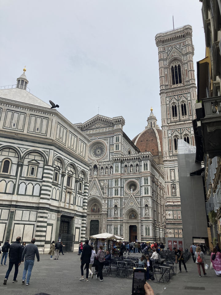 Cathédrale de Florence avec des éléments architecturaux détaillés.