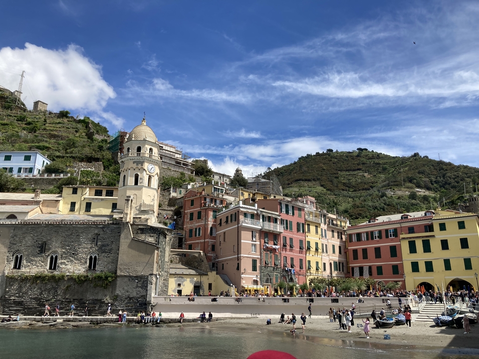 Des bâtiments colorés et une église dans les Cinque Terre.