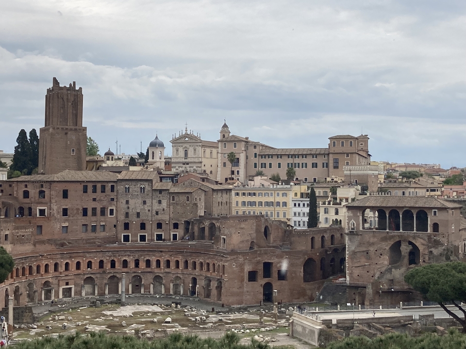 Ruines romaines antiques avec paysage urbain en arrière-plan.