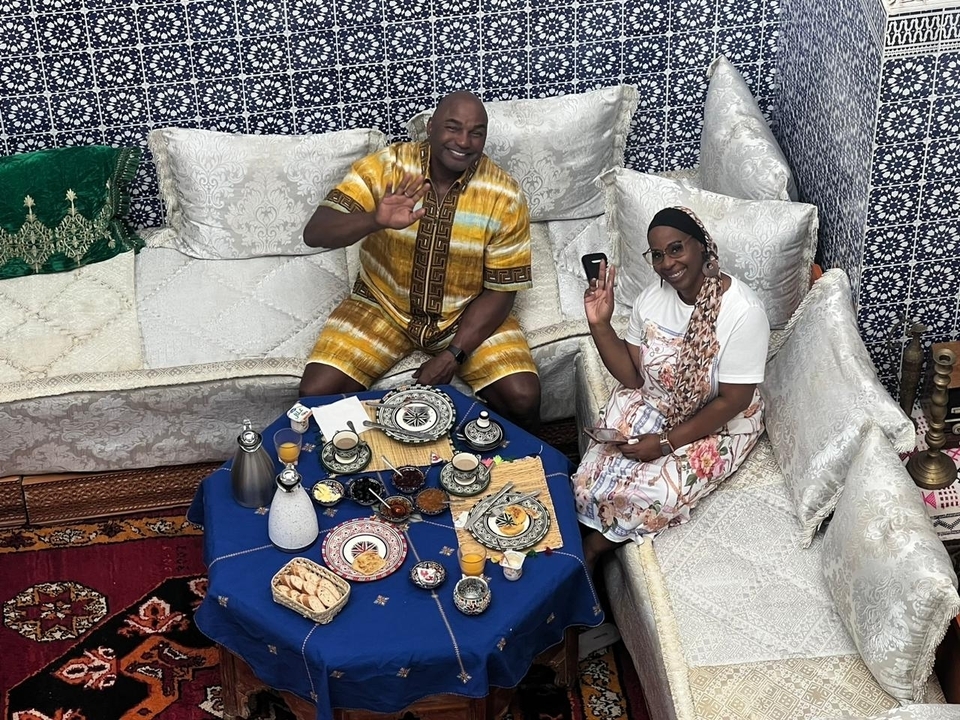 Couple assis à une table avec une décoration traditionnelle et de la nourriture.