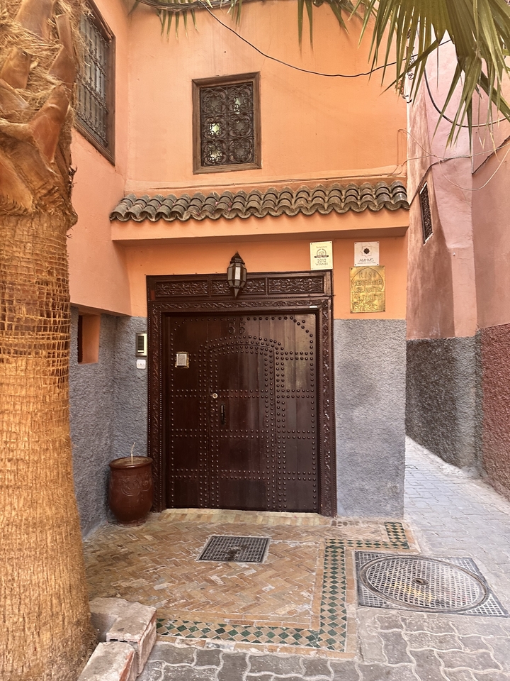Entrée traditionnelle avec porte en bois décorative dans une ville.