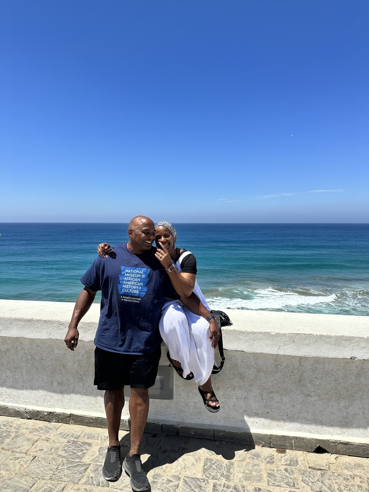 Un couple heureux au bord de l'océan par une belle journée ensoleillée.