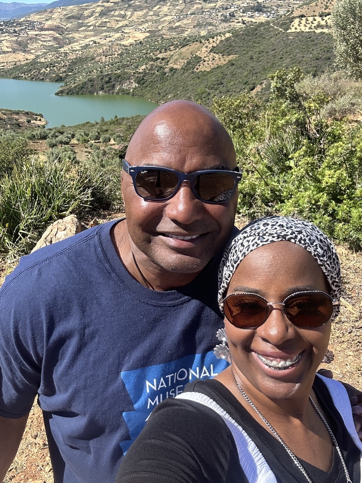 Gros plan d'un couple portant des lunettes de soleil à l'extérieur.