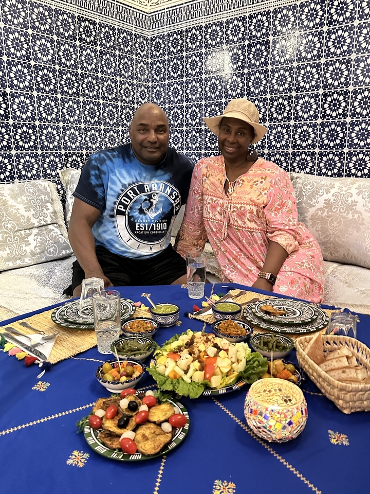 Couple assis à une table avec des plats traditionnels.