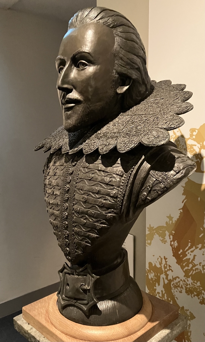 Primer plano de un busto histórico con detalles intrincados en la vestimenta.