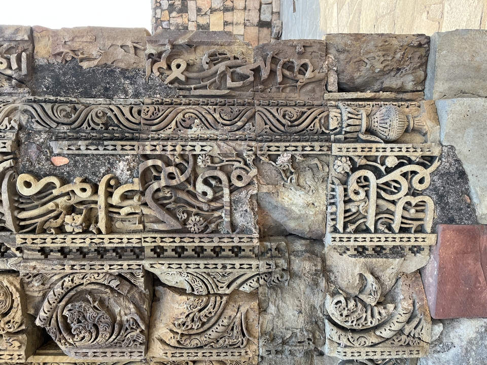 Gros plan de sculptures de pierre complexes