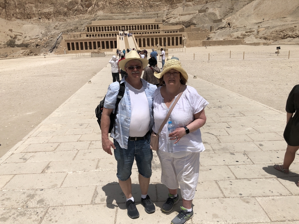 Couple posant devant un temple historique.
